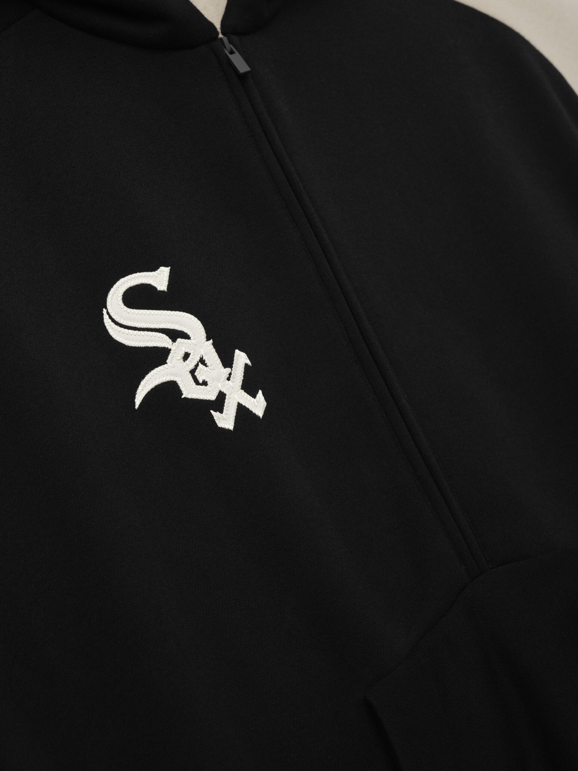 RW00212_WHITE_SOX_RAGLAN_HALF_ZIP_SPORT_HOODIE-BLACK_3